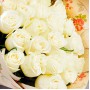 Букет Белые розы в крафте из 19 роз